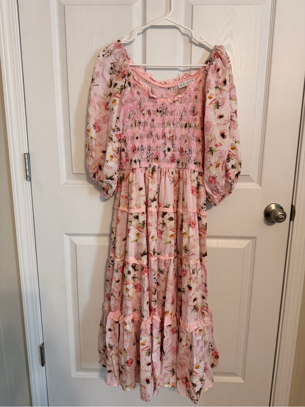 Beautiful Ivy City Co floral midi dress in size XS 🌸